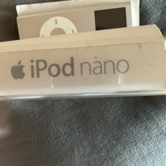 Apple Silver iPod Nano with Accessories - Picture 2 of 3